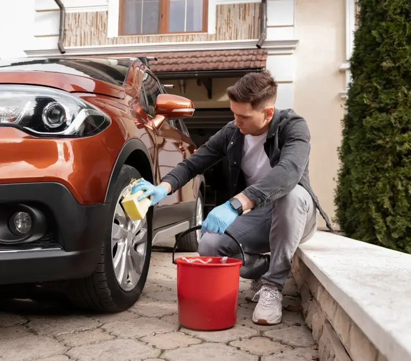 Lavage auto à domicile Trouillas : professionnel intervenant sur un véhicule